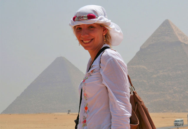 nuestra-viajera-vanesa-en-las-piramides-de-Cairo.jpg