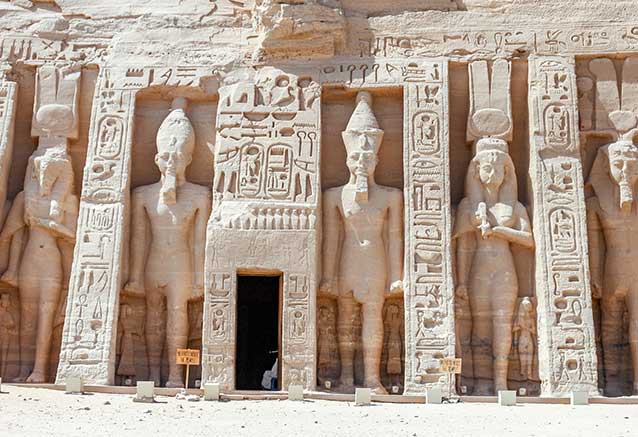 Viaje-Egipto-Semana-Santa-y-Puente-Mayo-foto-templo-Nefertari-por-AussieActive.jpg