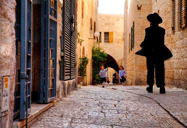 Paseando-por-los-callejones-de-la-ciudad-vieja-de-Jerusalen---Foto-de-Noam-Chen---Turismo-Israel.jpg