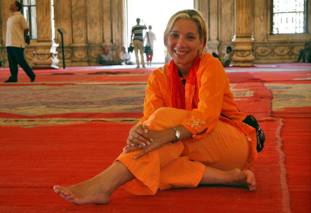 Vanessa-en-su-viaje-a-egipto-en-la-mezquita-de-Cairo.jpg