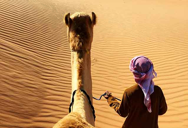 Paseando-un-camello-por-el-desierto-de-Oman-Photo-by-Vera-Davidova-en-unsplash.jpg