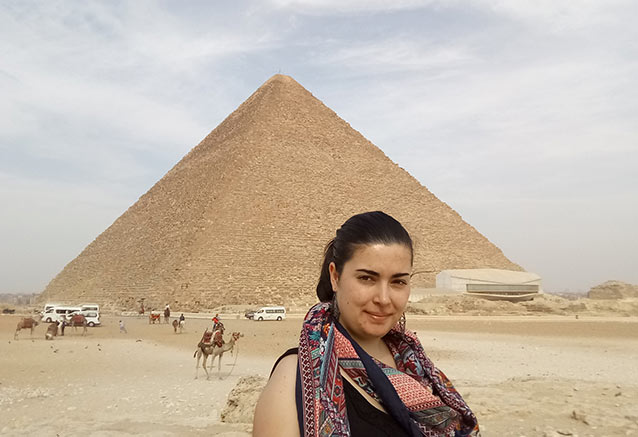 Viaje-Egipto-Expertos-Marta-en-las-piramides.jpg