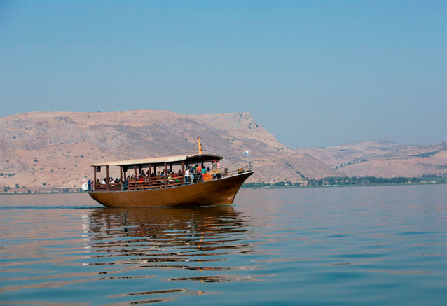 israel-peregrinos-en-el-lago.jpg