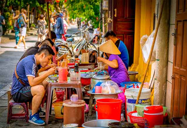 vietnam-comiendo-en-la-calle.jpg